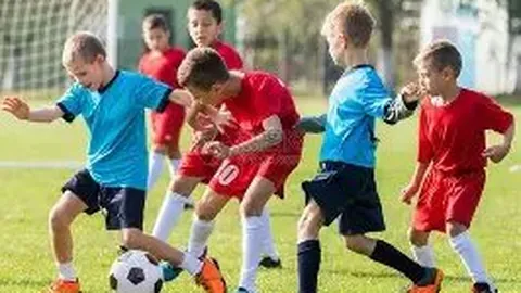 新疆客场休息室遭遇意外，大窟窿碎屑引关注