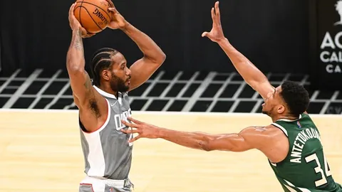 广厦男篮赛季三度击败广东队，稳居积分榜首位